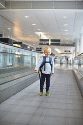 Porträt eines niedlichen Jungen auf dem Fahrsteig am Flughafen München, Deutschland - ISF10035