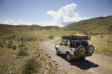 Geländewagen auf unbefestigtem Weg, Rückansicht, Sesfontein, Kaokoland, Namibia - ISF10073