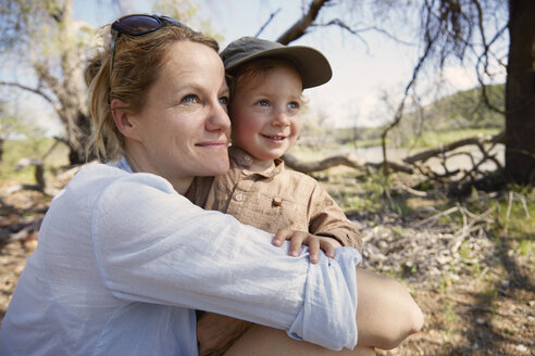 Mutter und Sohn betrachten die Aussicht, Ruacana, Owamboland, Namibia - ISF10078