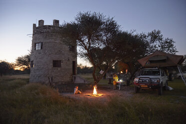 Familie am Lagerfeuer, Otavi, Etosha, Namibia - ISF10081