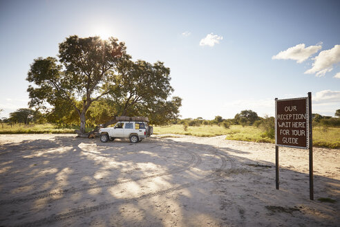 Geländewagen geparkt am Touristenpunkt, Grootfontein, Kavango, Namibia - ISF10082