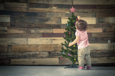 Kleines Mädchen beim Schmücken des Weihnachtsbaums - ISF10123