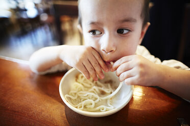 Junge isst Nudeln im Restaurant - ISF10165