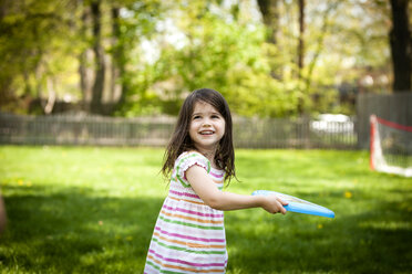 Junges Mädchen wirft Frisbee im Garten - ISF10175