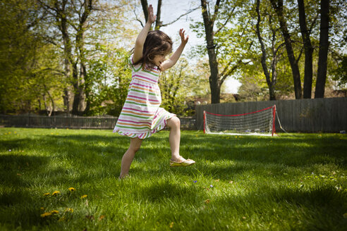 Junges Mädchen läuft im Garten, niedriger Blickwinkel - ISF10179