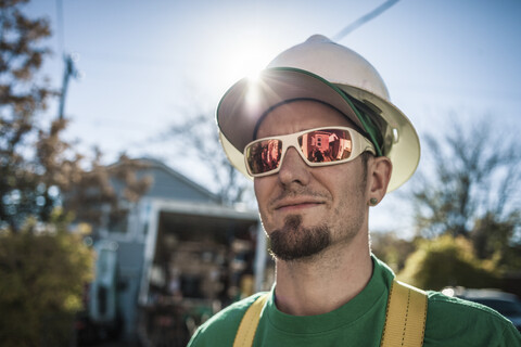 Porträt eines Mitarbeiters bei der Installation von Solarmodulen, lizenzfreies Stockfoto