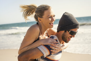 Ehepaar im Urlaub am Strand, Malibu, Kalifornien, USA - ISF10246