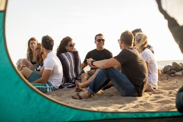 Group of friends camping on beach - ISF10263