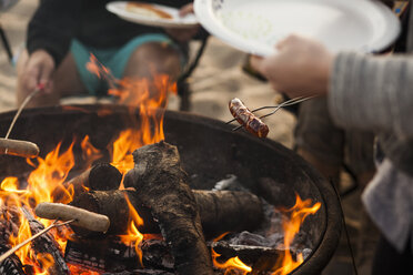 Gruppe von Freunden beim Grillen am Strand - ISF10275