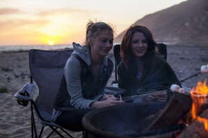 Freundinnen beim Grillen am Strand, Malibu, Kalifornien, USA - ISF10276