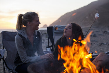 Freundinnen beim Grillen am Strand, Malibu, Kalifornien, USA - ISF10277