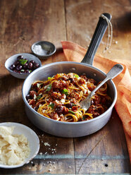 Spaghetti mit italienischer Wurst und ligurischen Oliven - ISF10388