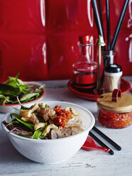 Vietnamesisches Gericht mit Chili-Knoblauch-Sauce - ISF10395