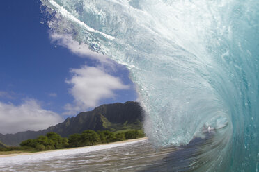 Oberflächenansicht einer gekrümmten Meereswelle und eines Strandes, Hawaii, USA - ISF10424