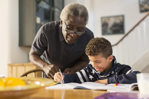 Großvater hilft seinem Enkel bei den Geometrie-Hausaufgaben - CAIF20688