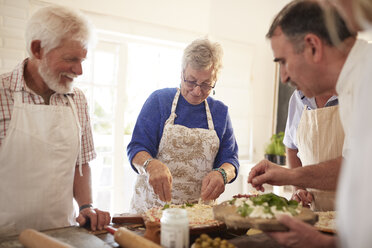 Aktive Seniorenfreunde beim Pizzabacken im Kochkurs - CAIF20709