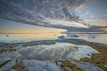 Idyllische Wolken über dem fernen Meer mit Eisbergen, Kalaallisut, Grönland - CAIF20742