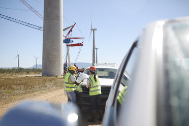 Ingenieure prüfen die Pläne einer Windkraftanlage - CAIF20753