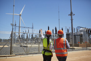 Arbeiter beobachten Windkraftanlage im Kraftwerk - CAIF20761