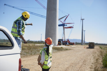 Ingenieure auf unbefestigtem Weg bei einer Windkraftanlage - CAIF20773