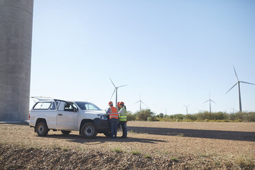 Treffen von Ingenieuren am Lastwagen in einem sonnigen Windkraftwerk - CAIF20795