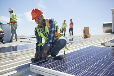 Ingenieur bei der Installation von Sonnenkollektoren in einem sonnigen Kraftwerk - CAIF20796