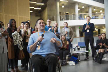 Publikum klatscht für männlichen Sprecher im Rollstuhl - CAIF20865