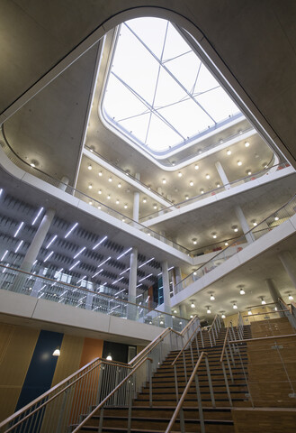 Modernes Büro-Atrium mit Oberlicht, lizenzfreies Stockfoto