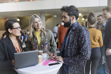 Geschäftsleute im Gespräch und mit Laptop auf einer Konferenz - CAIF20888