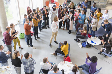 Beifall des Publikums für einen Geschäftsmann auf einer Konferenz - CAIF20919