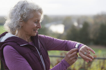 Aktive ältere Frau beim Sport, mit Fitness-Tracker und intelligenter Uhr - CAIF20925