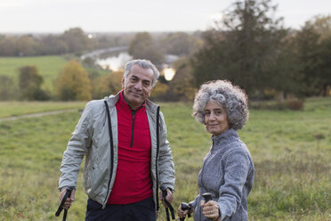 Porträt selbstbewusstes aktives älteres Paar beim Wandern in einem ländlichen Gebiet - CAIF20928