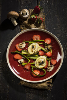 Salat mit grünem Spargel, Champignons, Ziegenkäse, Erdbeeren und gerösteten Pinienkernen - MAEF12658