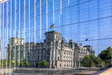 Deutschland, Berlin, Reichstagsgebäude gespiegelt in der Glasfassade des Marie-Elisabeth-Lüders-Hauses - PUF01312