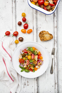 Panzanella aus geröstetem Ciabatta, Rucola, roten Zwiebeln, Tomaten und Basilikum - LVF07095