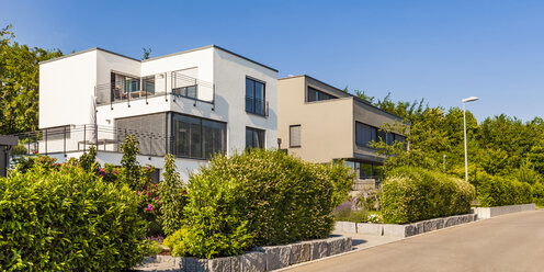 Deutschland, Blaustein, Neubaugebiet mit modernen Einfamilienhäusern - WDF04691
