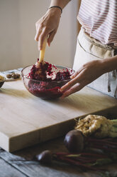 Zubereitung von Rote-Bete-Ravioli mit Salbei und Butter, Stampfen der Füllung - ALBF00485