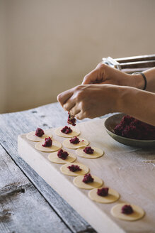 Frau bei der Zubereitung von Ravioli mit Rote-Bete-Salbei-Füllung - ALBF00504