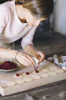 Frau bei der Zubereitung von Ravioli mit Rote-Bete-Salbei-Füllung - ALBF00511