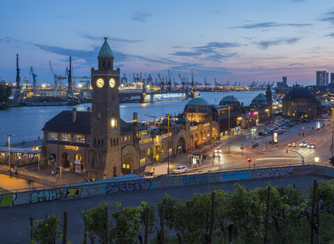 Deutschland, Hamburg, St. Pauli Landungsbrücken, Pegelturm am Hafen, blaue Stunde, lizenzfreies Stockfoto