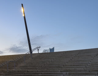 Deutschland, Hamburg, Elbpromenade mit Terrassen, Elbphilharmonie am Abend - RJF00799