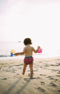 Kleines Mädchen spielt am Strand - GEMF02075