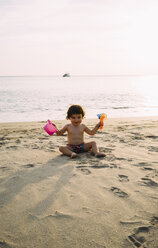 Kleines Mädchen spielt am Strand - GEMF02076