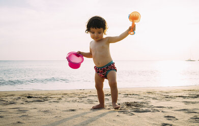 Kleines Mädchen spielt am Strand - GEMF02077