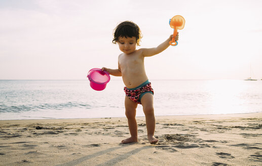 Baby girl playing on the beach - GEMF02077