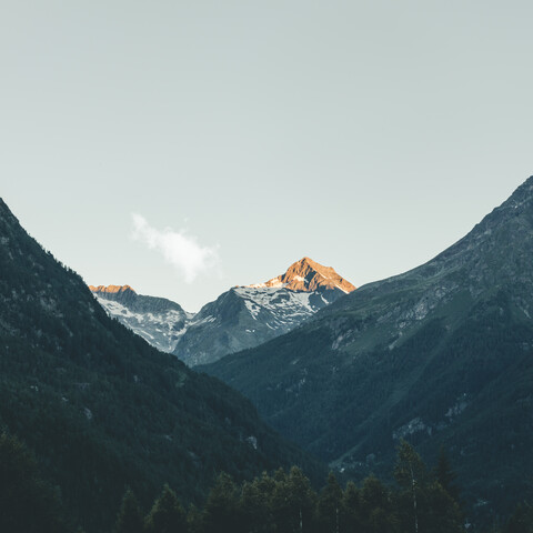 Italien, Lombardei, Chiesa in Valmalenco, Berggipfel im Morgenlicht, lizenzfreies Stockfoto