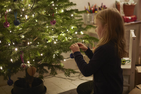 Junges Mädchen schmückt Weihnachtsbaum - CUF32438