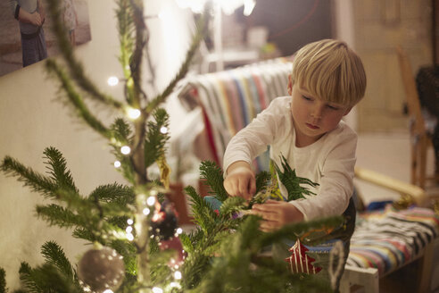 Junge schmückt Baum zu Weihnachten - CUF32440