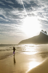 Silhouette einer Frau am Strand von Ipanema, Rio De Janeiro, Brasilien - CUF32488