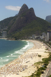 Urlauber am Strand von Ipanema, Rio De Janeiro, Brasilien - CUF32491